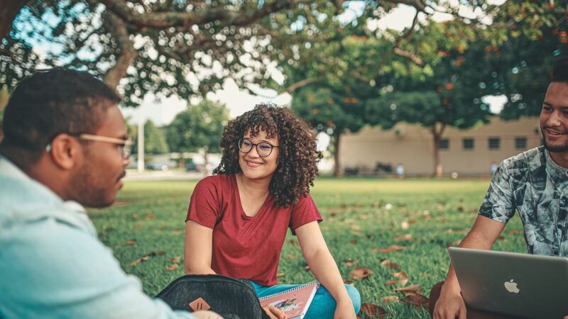 How to Win Friends and Influence People: Dale Carnegie’s Guide to Winning People’s Hearts and Minds